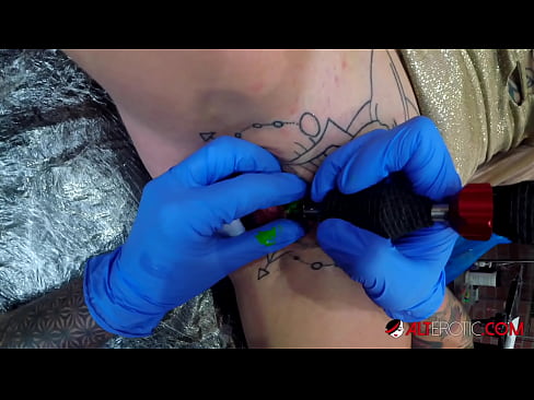 ❤️ Uiters getatoeëerde hottie Sully Savage het 'n tatoeëermerk op haar klitoris gekry ❤️❌ Mooi pornografie op af.sexafinkarasskaz.ru ☑